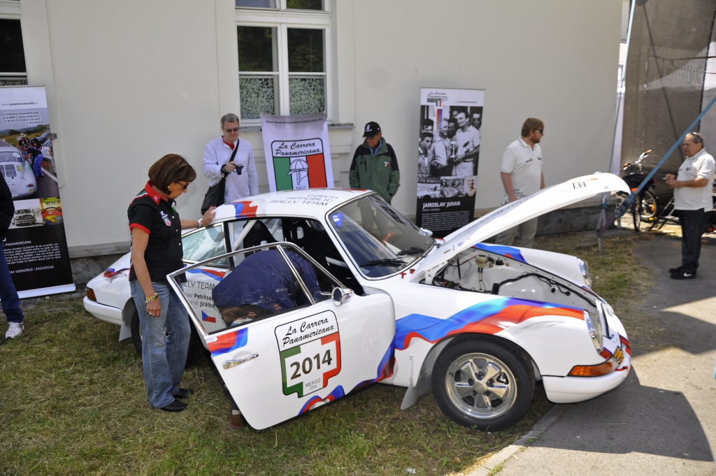 První závodní vůz pro Carreru Panamericanu slavnostně pokřtěn na festivalu Legendy