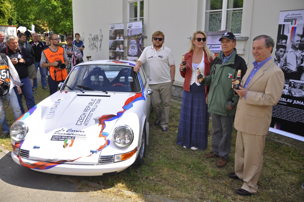 První závodní vůz pro Carreru Panamericanu slavnostně pokřtěn na festivalu Legendy