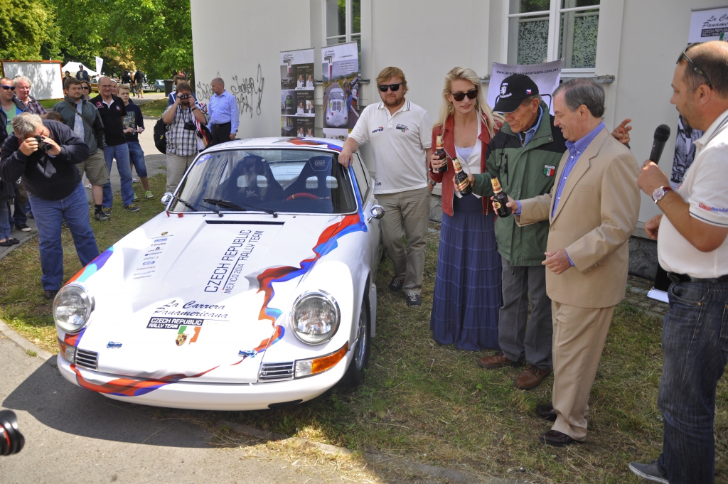 První závodní vůz pro Carreru Panamericanu slavnostně pokřtěn na festivalu Legendy