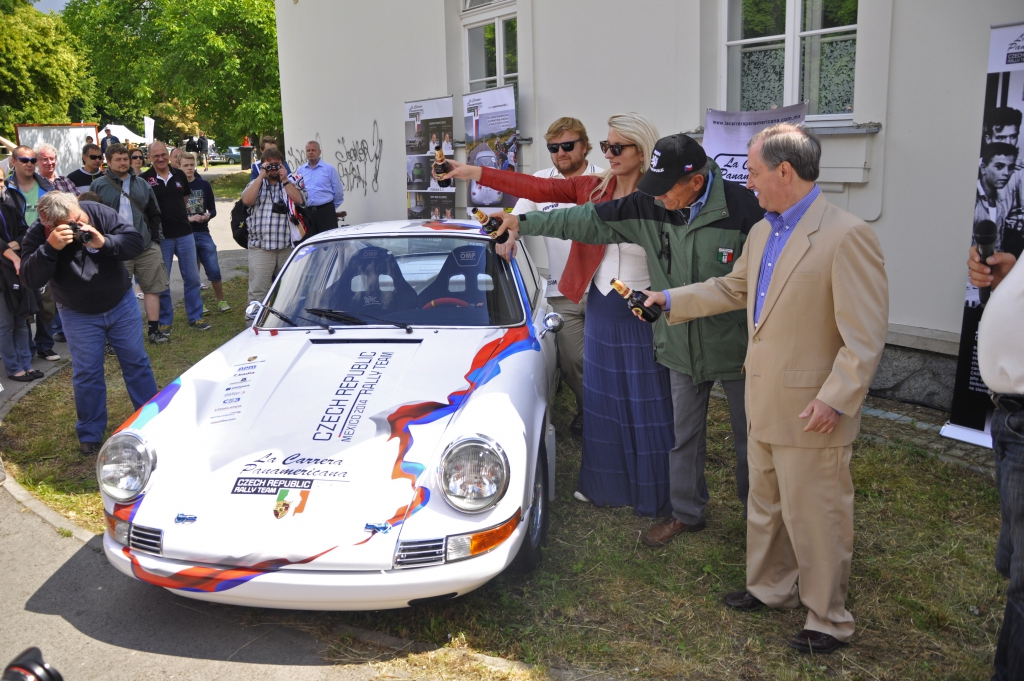 První závodní vůz pro Carreru Panamericanu slavnostně pokřtěn na festivalu Legendy