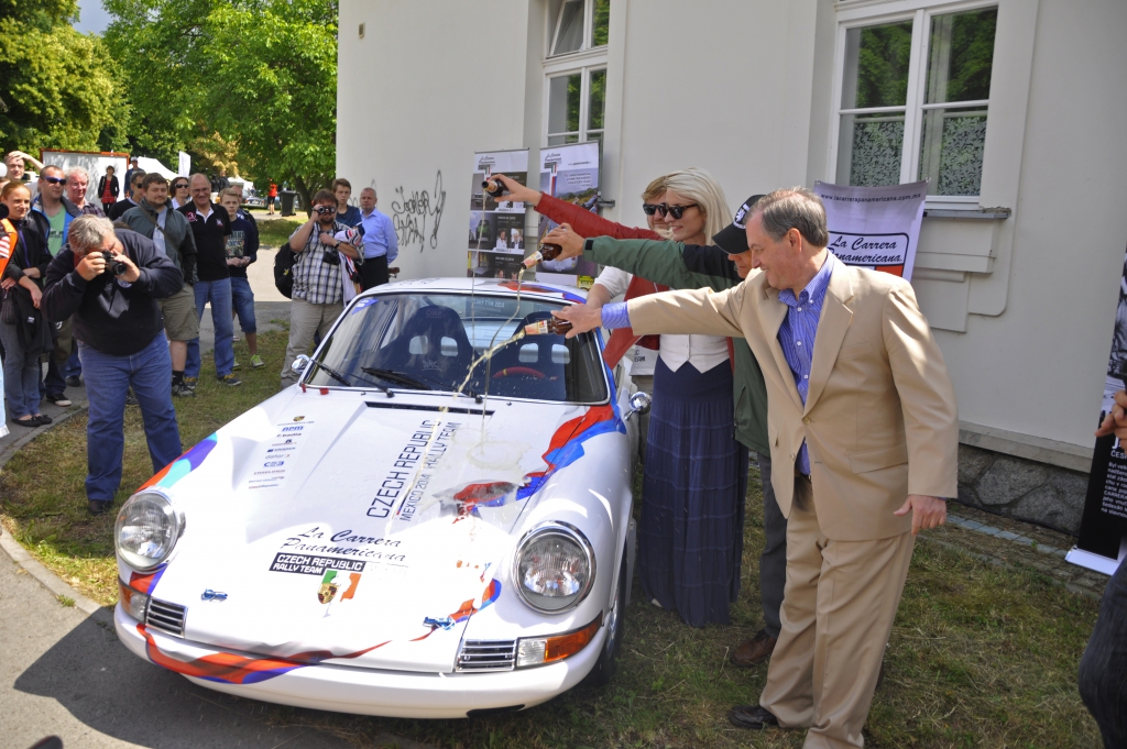 První závodní vůz pro Carreru Panamericanu slavnostně pokřtěn na festivalu Legendy