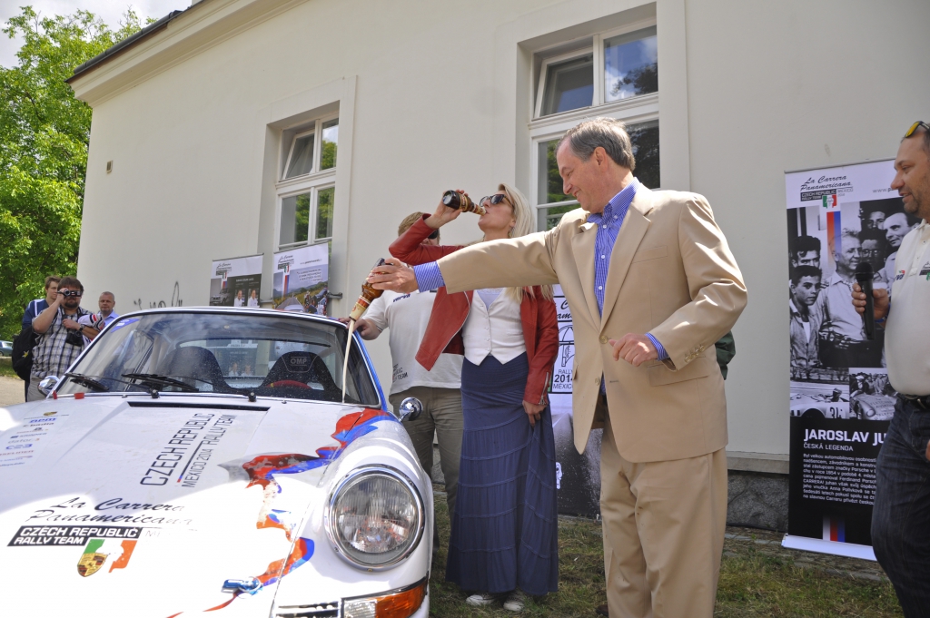 První závodní vůz pro Carreru Panamericanu slavnostně pokřtěn na festivalu Legendy