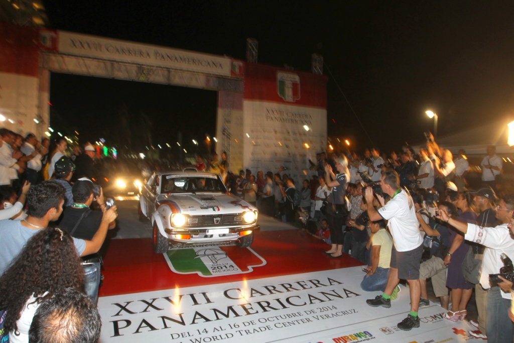 Slavnostní start na nábřeží ve Veracruz zahájil soutěžní část Carrery Panamericany 2014